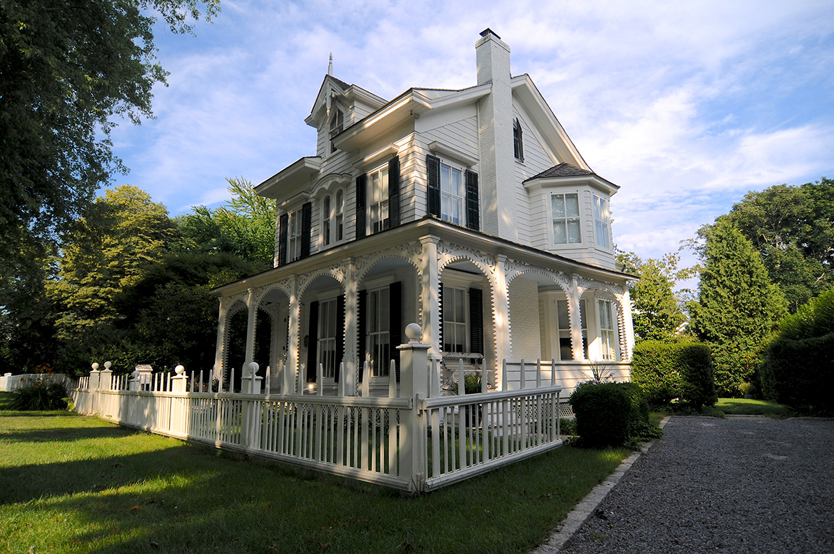 East Hampton And Forest Hill Gardens Ny Boast The Most Stunning Front